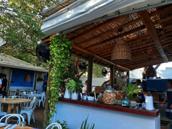 Innovative ideas for crafting a space-saving outdoor kitchen in your uk home
